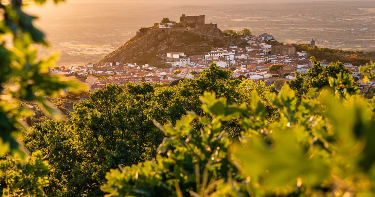 Rincón extremeño, el castillo marca el paisaje y el camino conduce al antiguo molino