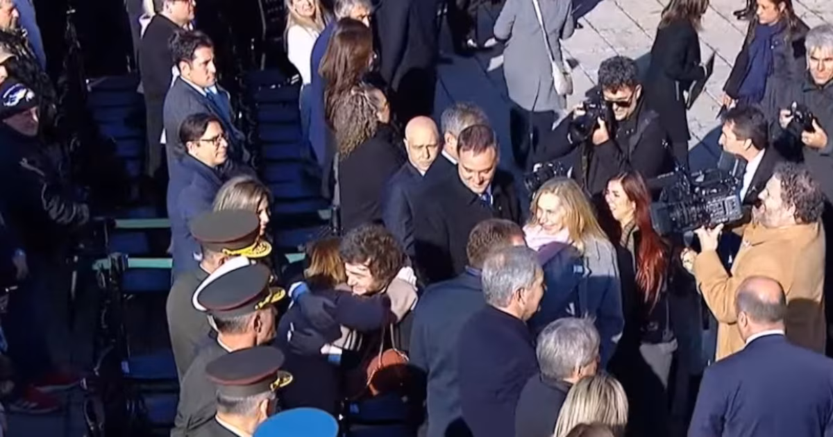 Millais se abraza con Adoni y Burridge y ruda al Villarreal antes del evento del Día de la Bandera