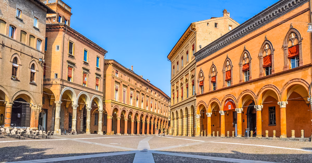 La ciudad italiana perfecta para visitar en verano: 40 kilómetros de soportales y calles perfectas para mayores de 60 años
