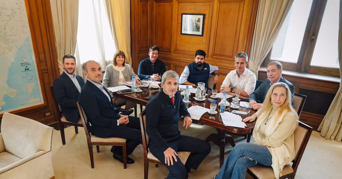 Ansiedad en las mesas pequeñas del gobierno: crecen los llamados internos para una estrategia 2027, surgen las primeras cifras clave