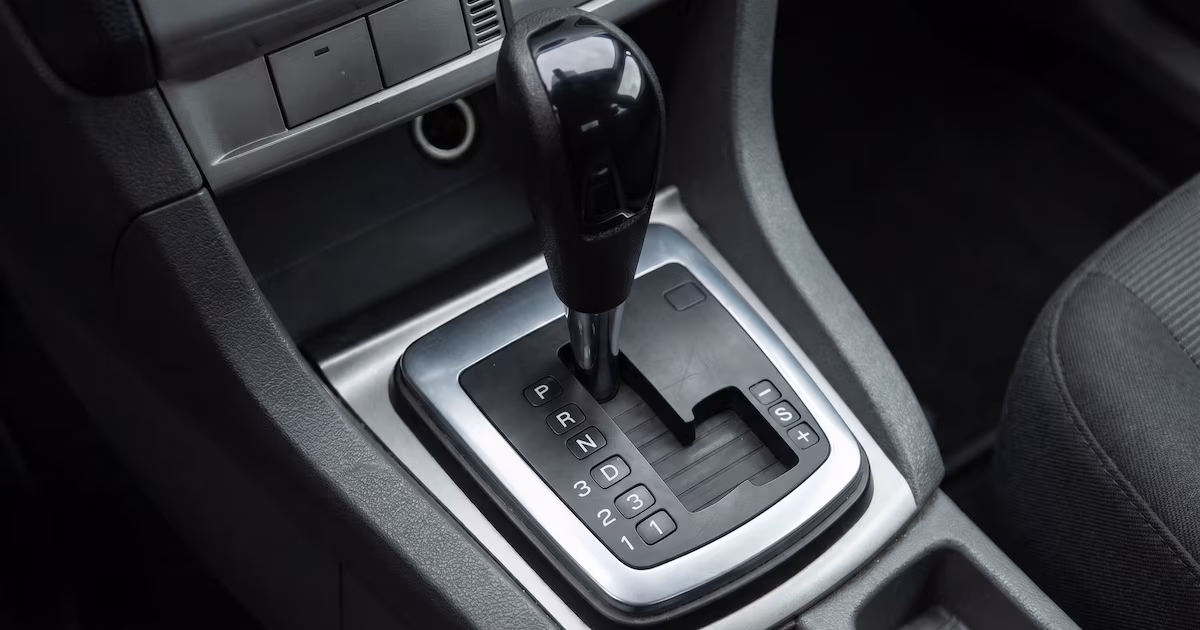 ¿Qué significa la letra D y cuál es su función en la transmisión automática de un vehículo?