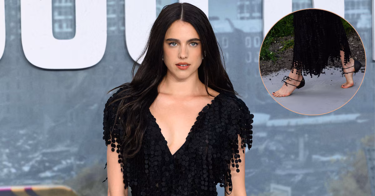 Sandalias sin fondo: el look aventurero de Margaret Qualley con el calzado viral de Chanel