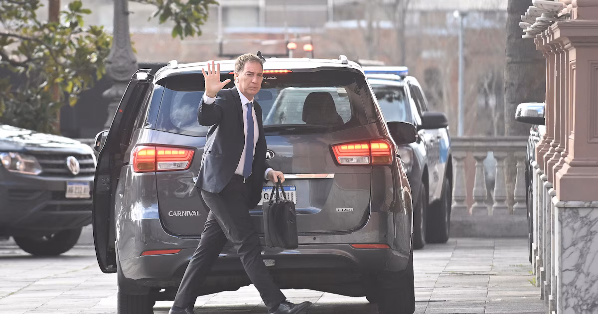 Javier Mire vuelve a los actos del Palacio de las Rosas: preside una reunión de gabinete, niega que haya una crisis de morosidad