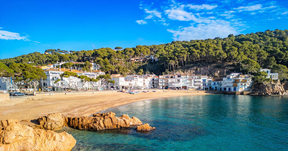 El pueblo de la Costa Brava es perfecto para unas vacaciones de otoño: combina caminos costeros, gastronomía marinera y pequeñas playas casi solitarias