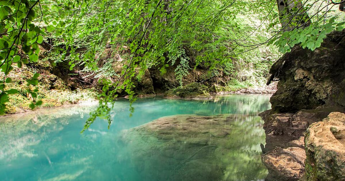 Así es el Congreso de Navarra a las puertas de la fuente de Ouredela, con sus aguas turquesas y una belleza inigualable