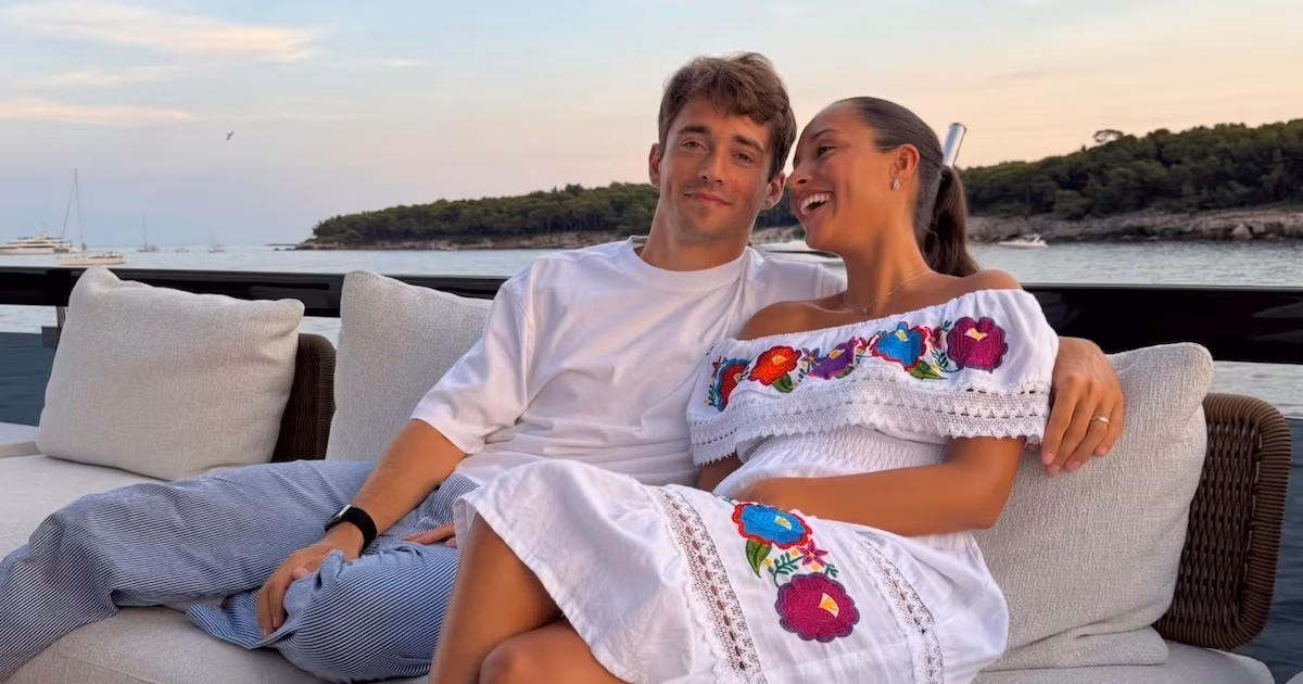 Alexandra Leclerc presume su embarazo con vestido típico mexicano