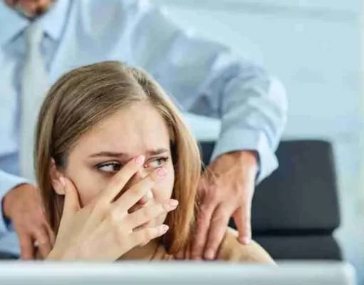 Amenazas, acoso y coacciones: qué derechos tiene una víctima y cómo actuar legalmente Amenazas, acoso y coacciones mujer