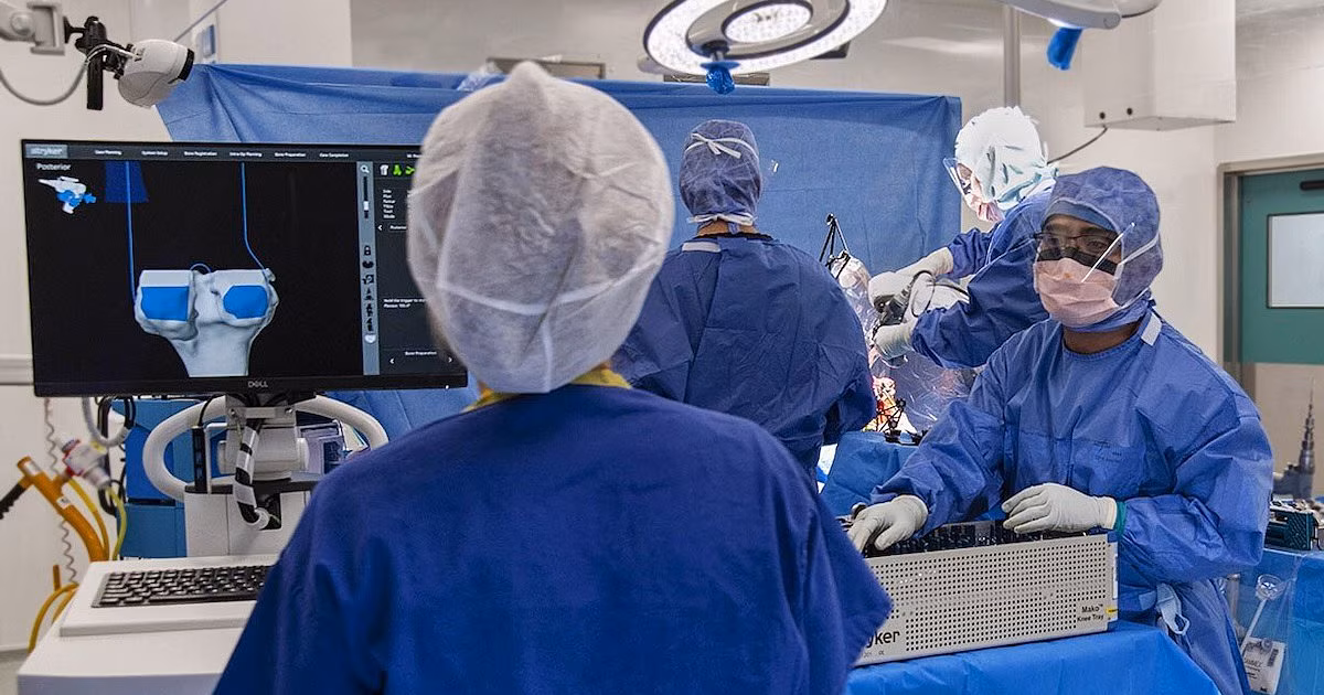 Un ensayo concluye que la cirugía de reemplazo de rodilla asistida por robot no es mejor que la cirugía tradicional realizada por cirujanos