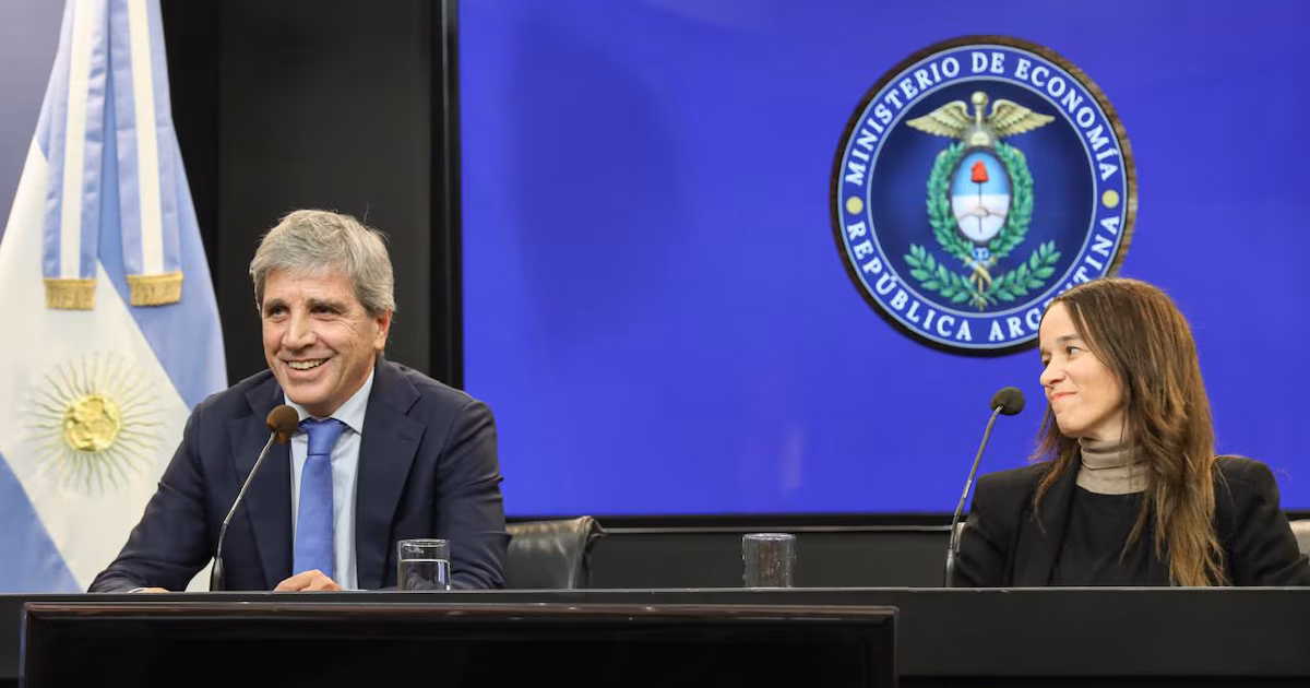 Sanción automática por tardanza ante ARCA: qué proyecto de graduación recibió Caputo después de gran aumento