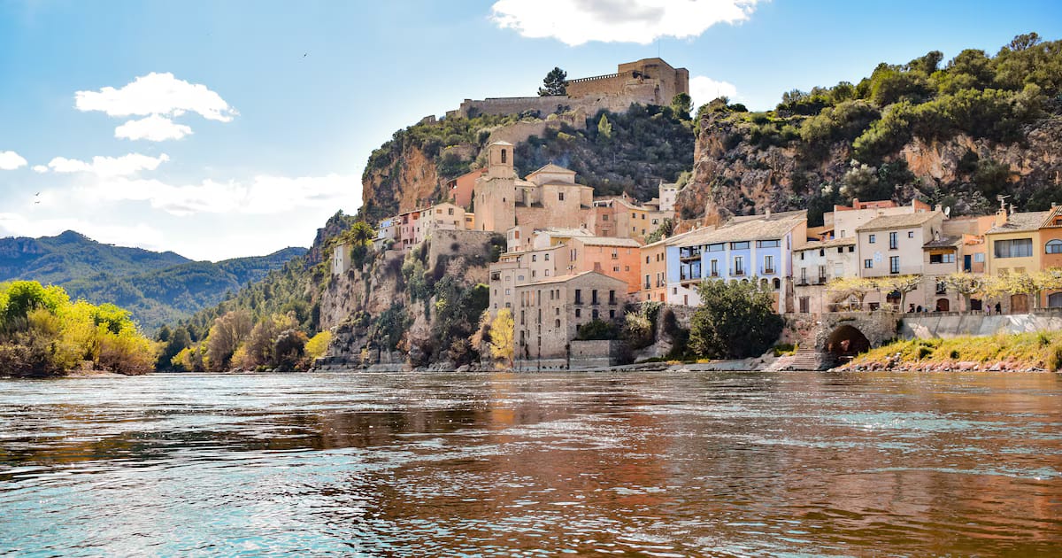 Este es un pequeño pueblo de España que se parece a la Toscana, Italia: perfecto para una visita de otoño por su paisaje agrícola, castillos y casas medievales.