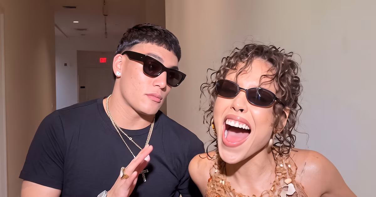 Dana y Malila realizan un divertido baile al ritmo de «If the World Ended» cuando se encuentran en Nueva York