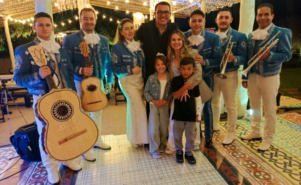 Mariachis Bogota con niños