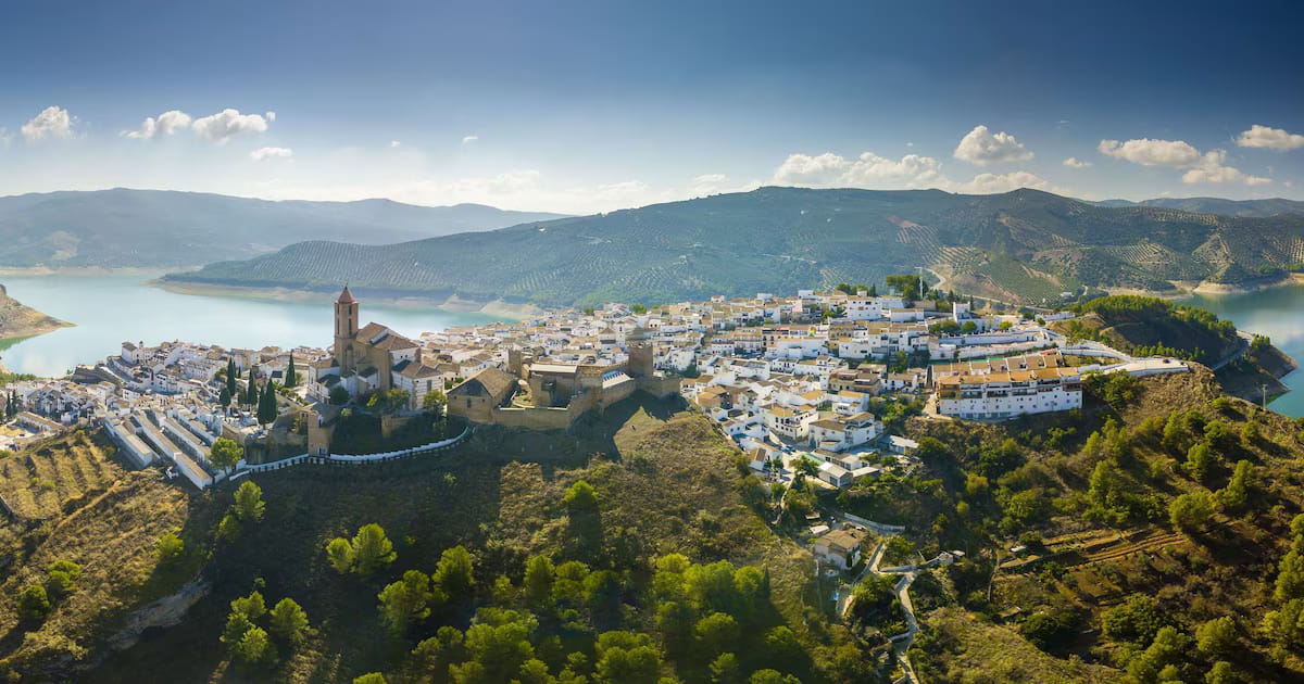 Lo siento, Santorini, pero este pueblo de fachadas blancas y vistas impresionantes se encuentra en Andalucía.