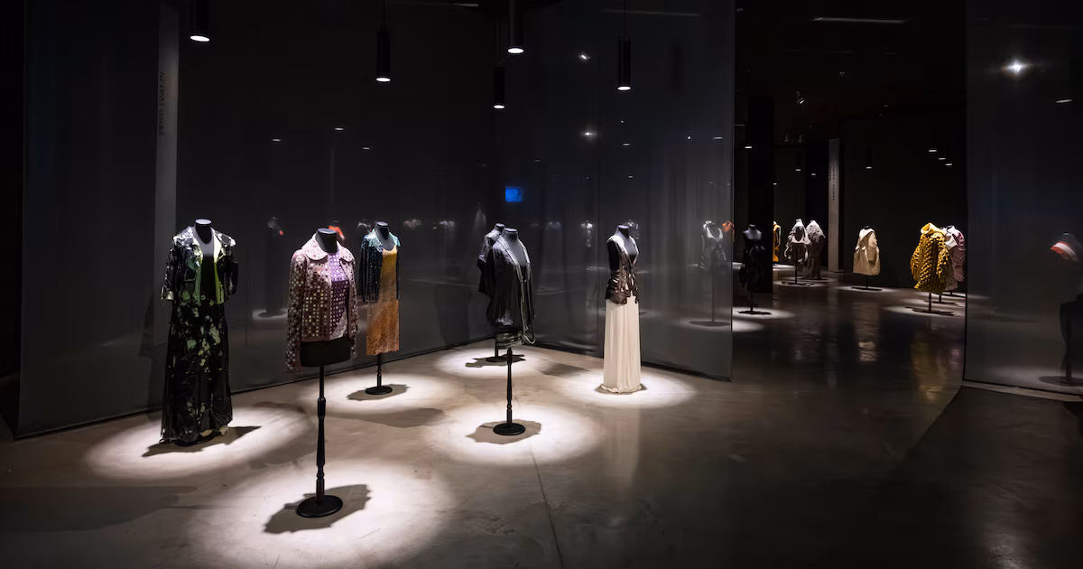 El ‘mundo vestido’ del Museo de Arte Moderno: un duelo devenido en moda, zapatillas deconstruidas y la crisis que impulsa la reinvención de la indumentaria argentina