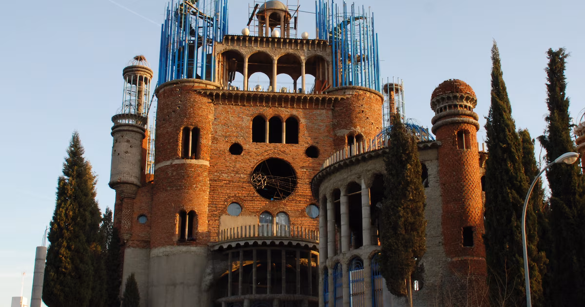 La catedral de las afueras de Madrid fue construida por un campesino en seis años sin planificación ni formación arquitectónica.