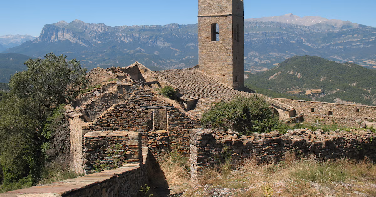 La red de fortalezas medievales que defendían el Pirineo aragonés: recorrido a pie por castillos del siglo XI, iglesias defensivas y pueblos deshabitados
