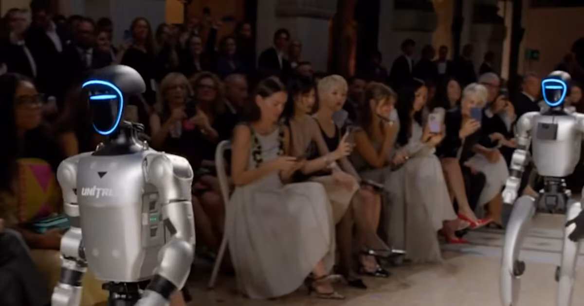 Robots humanoides conquistan los desfiles de Milán: Jennifer López y Donatella Versace aplauden el desfile