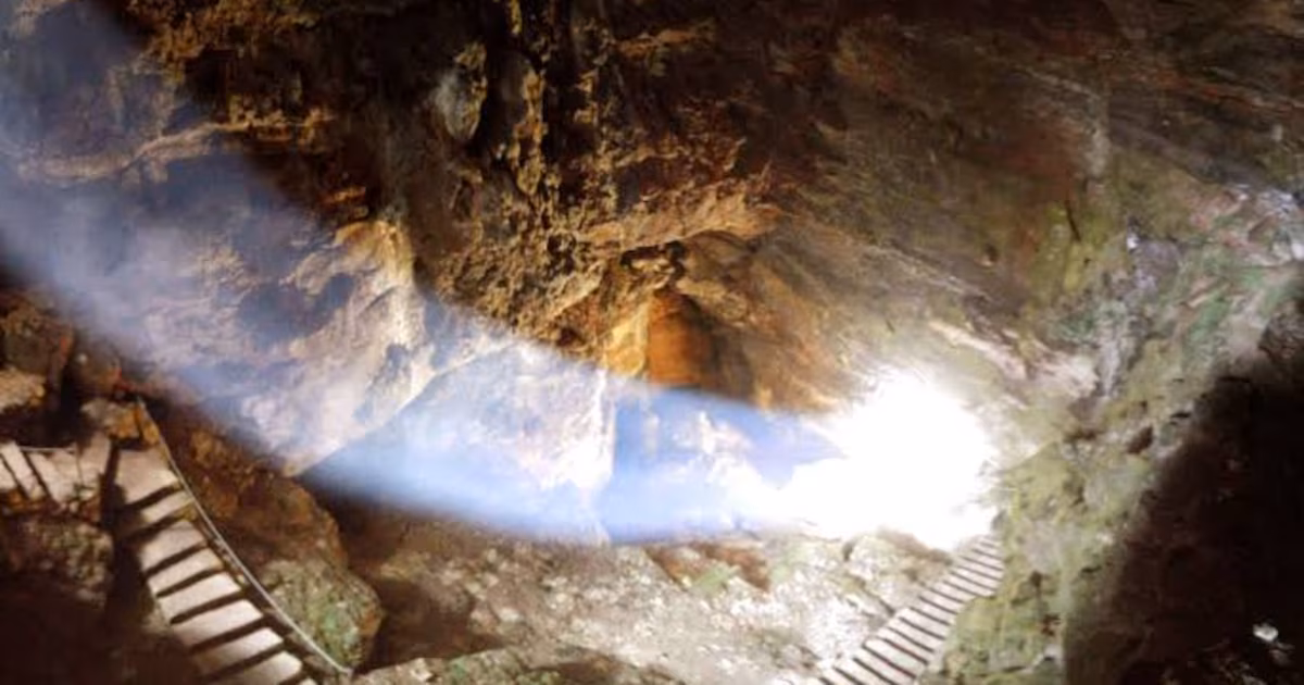 Así es el Cañón de Alcolón, un pozo natural de 63 metros de largo formado hace 2,6 millones de años: los rayos del sol crean fenómenos ópticos impresionantes