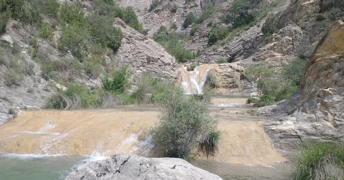 Un refugio natural en Cataluña donde bañarse en manantiales y explorar tranquilos pueblos de montaña