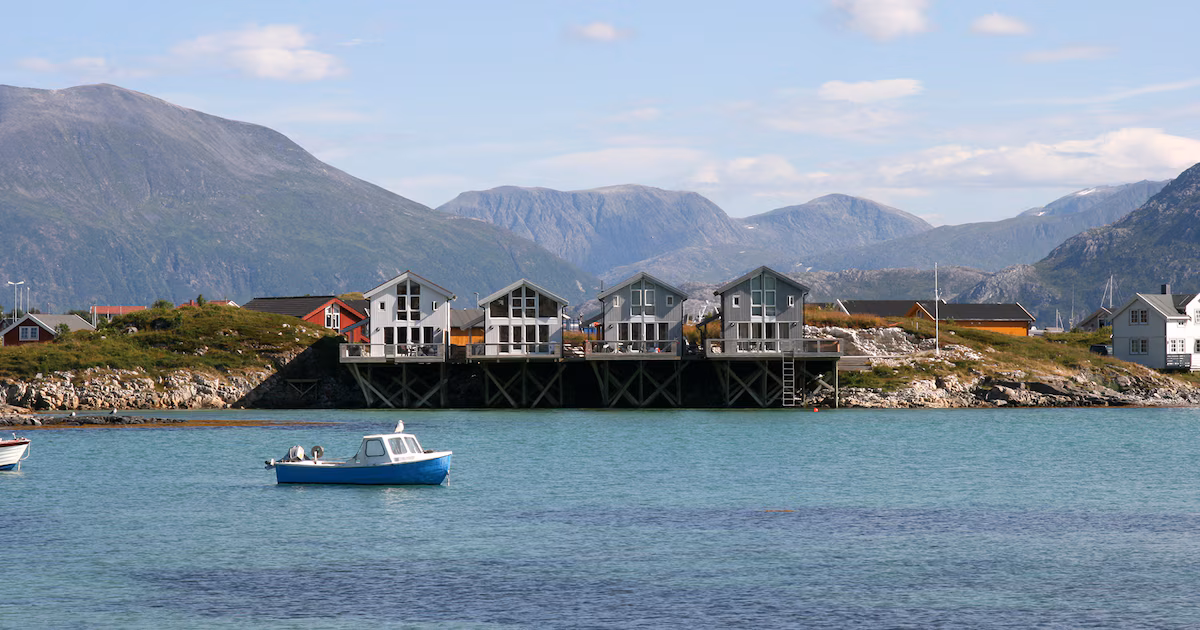 La isla noruega propone cancelar el tiempo en medio de 69 días de sol ininterrumpido: «En verano ya vivimos sin horarios»